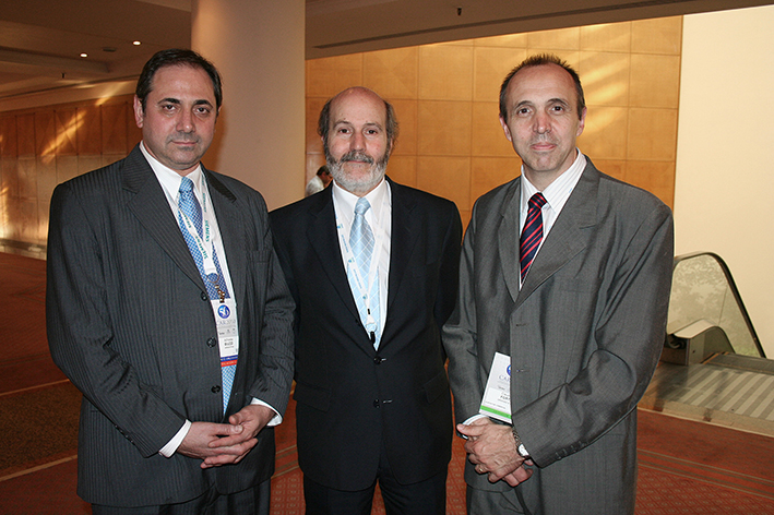 Dr. Alfredo Buzzi Presidente de la SAR, Ing. Pablo Peroni (vendedor) y Ing. Claudio Forti (especialista en aplicaciones de Ultrasonido Toshiba)