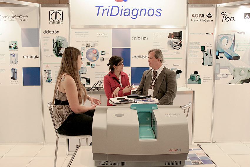 stand de TriDiagnos, Maria Alejandra Gómez de Diagnóstico Journal.