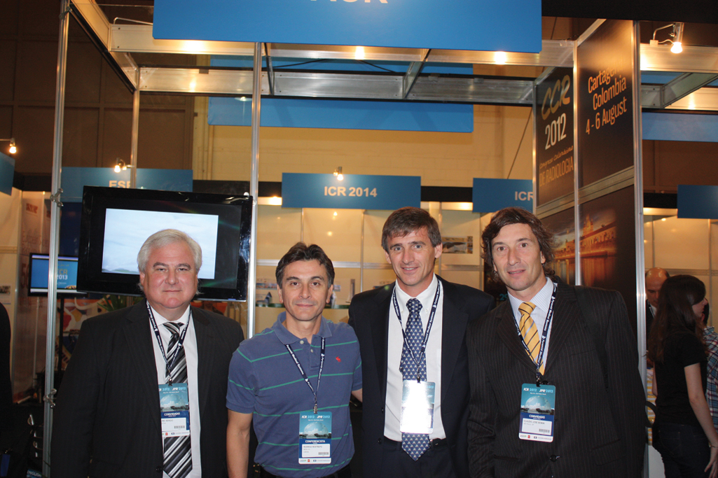 Dr. Sergio Lucino, Dr. Rodrigo Restrepo, Dr. Carlos Capiel y Dr. Bonini en el stand de la ACR
