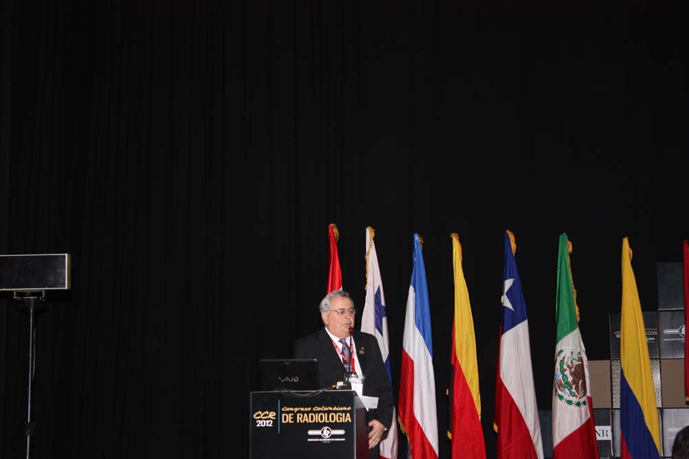 Dr. Ricardo Baaklini (presidente de la SPR) en la Sesión Plenaria sobre la Sociedad Paulista de Radiología