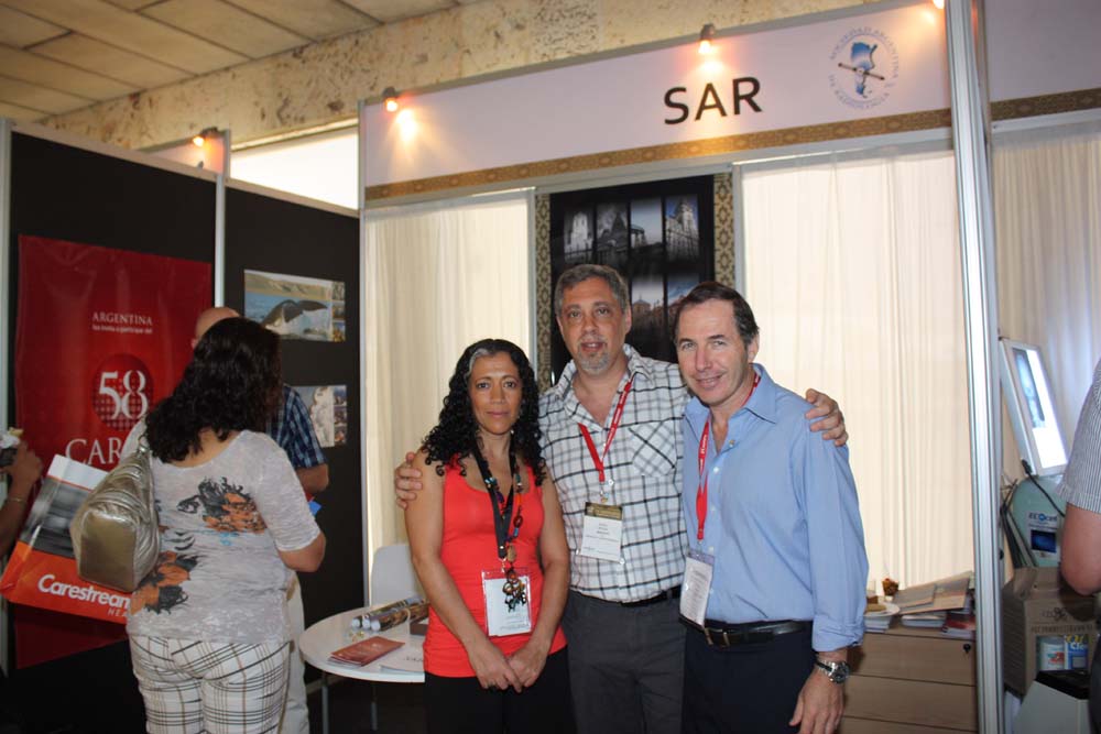 Alejandra Capdevilla de la SAR con el Dr. Daniel Mysler y el Dr. Daniel Lehrer en el stand de la SAR