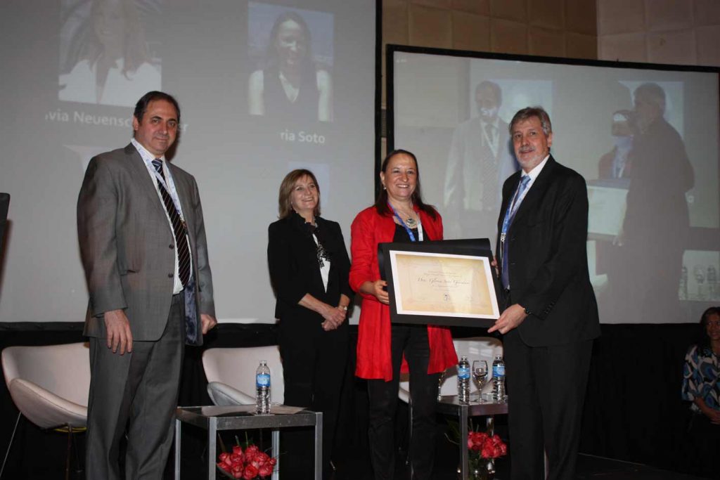 Entrega de Diploma Miembro Honorario Extranjero a la Dra. Gloria Soto de Santiago, Chile