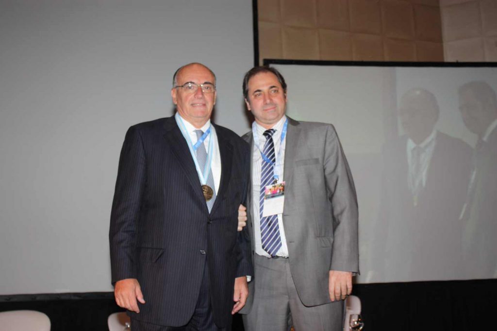 Dr. Rubén Gonzáñez Villaveirán recibe Medalla de Oro a la Trayectoria