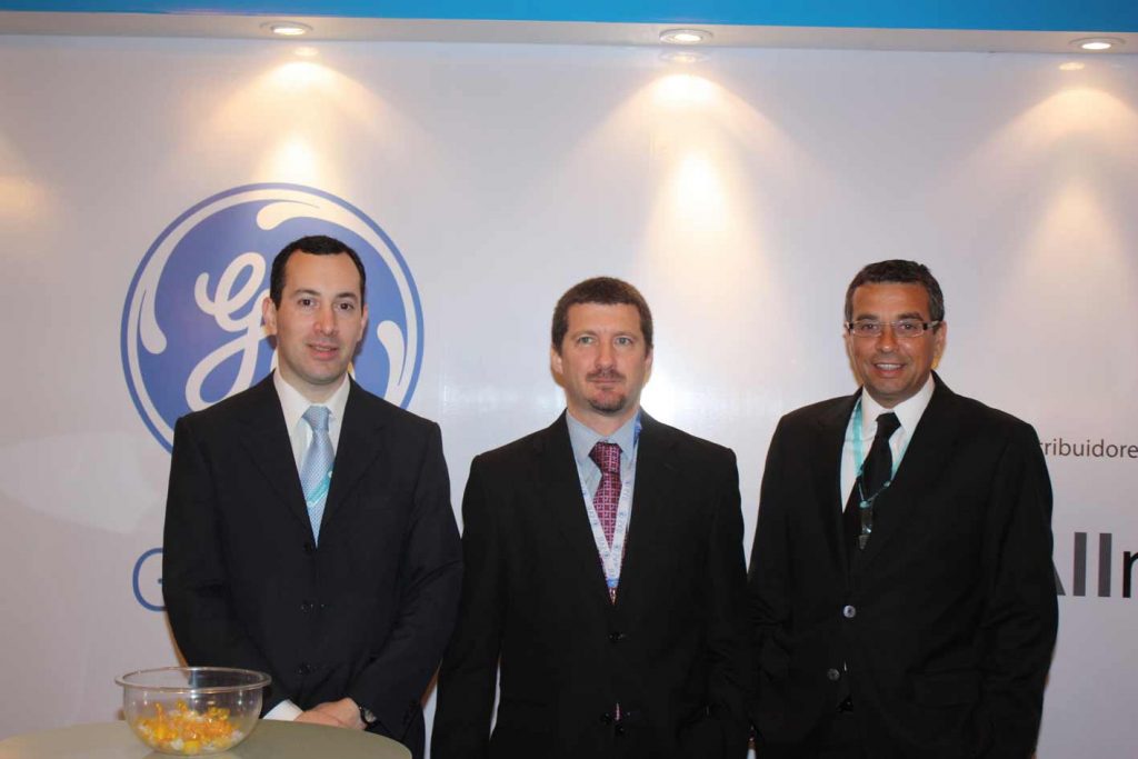 Ing. Pablo Serrao, Ing. L. Colombini y Alejandro Gallur de GeMed (distribuidor en Argentina de GE Healthcare)
