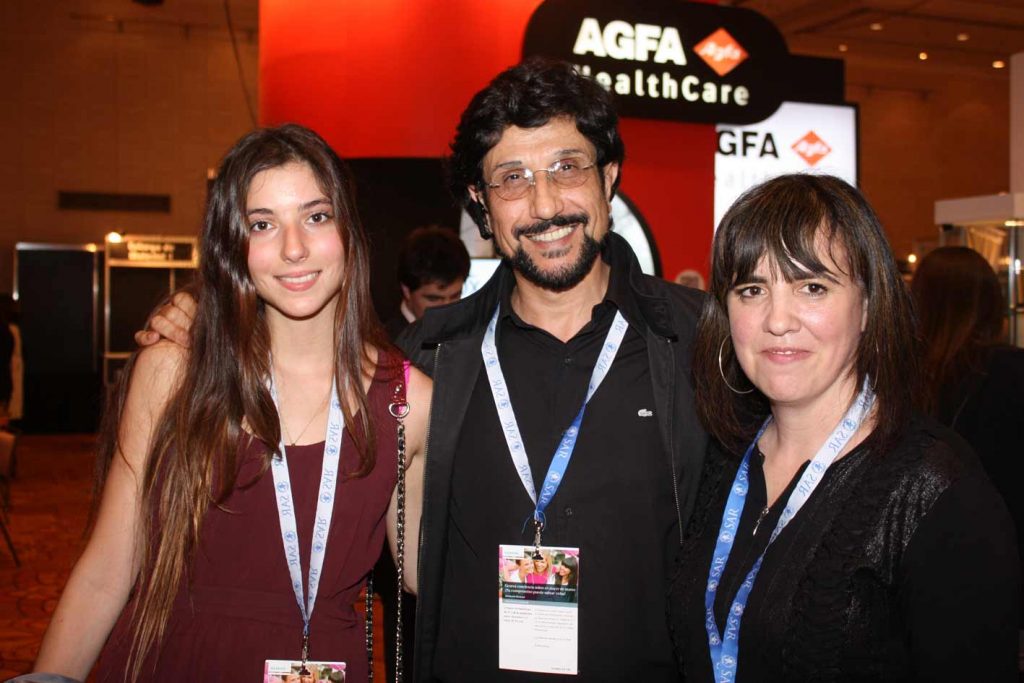 Dr. Alejandro Montaña de la Clínica DIM con la hija y Alejandra Rolón de Agimed (distribuidor de Philips Ultrasonido en Argentina)