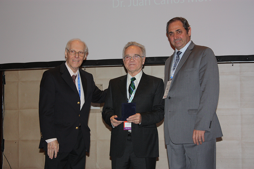 Dr. Juan Carlos Mon recibiendo Medalla de Oro a la trayectoria en Radiología