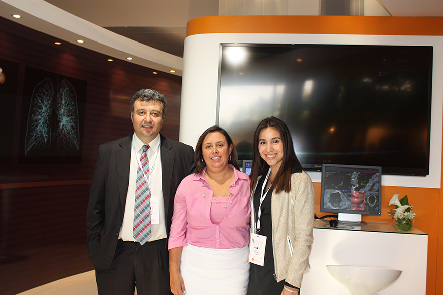 Ing. Marcelo Luraschi, Natalia Vieco (Modality Manager del Syngo) y Yesica Vazquez de Siemens