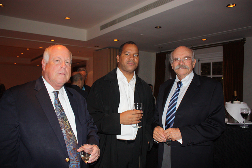 Dr. Leonard M. Glassman, Carl Williams de AIRP y Dr. Miguel Stoopen