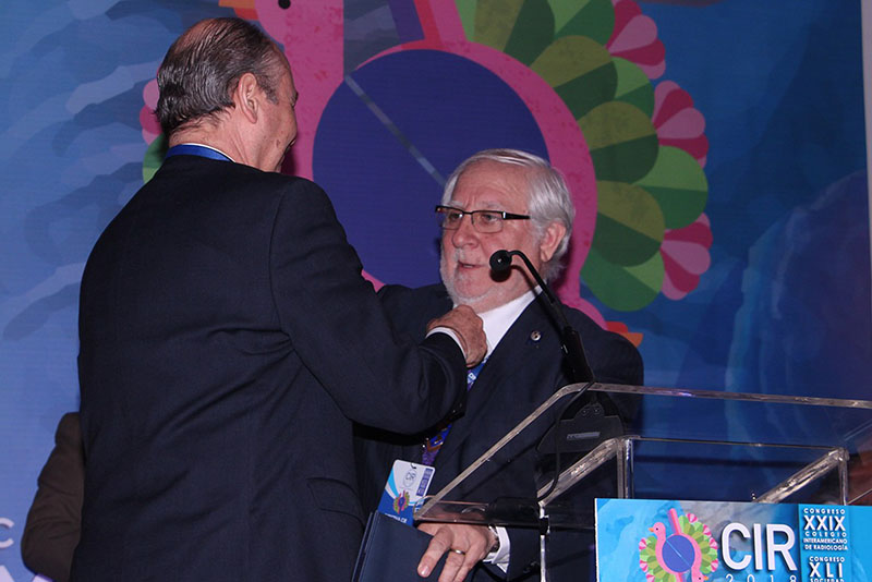 El Dr. Miguel Ángel Pinochet (Chile) felicita al Dr. Dante Casale (México)