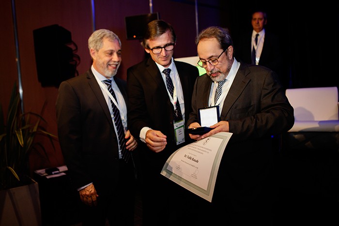 Dr. Daniel Mysler y Dr. Carlos Capiel entregan medalla al Dr. Tufik Bauab Jr.