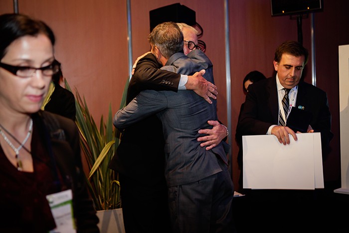 Dr. Roberto Villavicencio abraza al Dr. Claudio Bonini