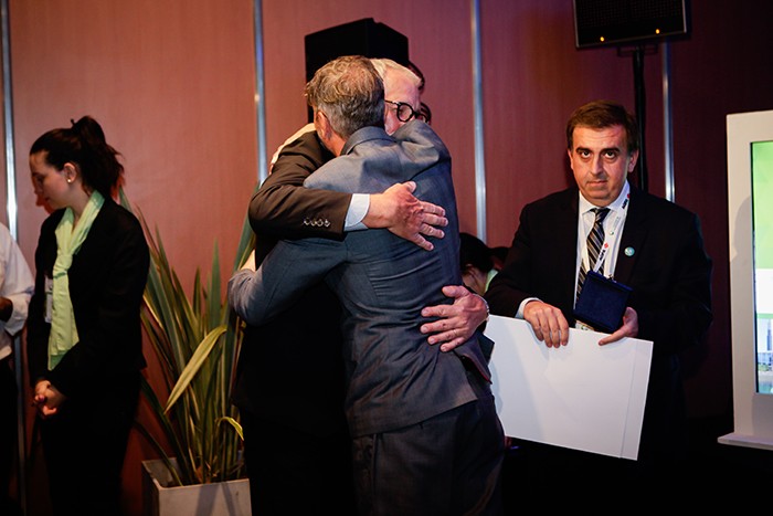 Dr. Roberto Villavicencio abraza al Dr. Claudio Bonini