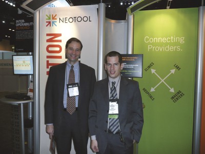 Jon Mertz de NeoTool junto a Ezequiel Domb de DJ.
