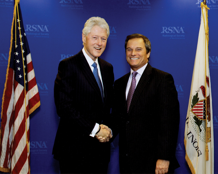 El Dr. Ricardo García Mónaco, saludando al Expresidente Bill Clinton
