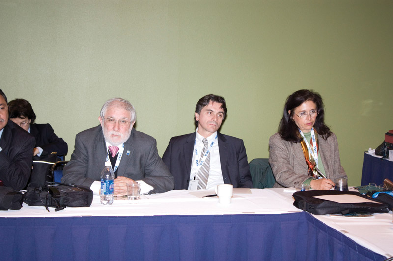 Dr. Miguel Angel Pinochet de Chile, Dr. Rodrigo Restrepo de Colombia, Secretaria de Servimed en la reunión del CIR