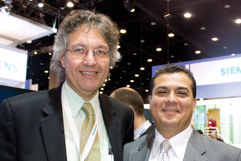 Stefano Garbin (Siemens Colombia) y Ing. Mauricio Valero (Siemens Mexico) 