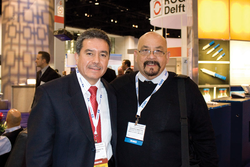  Alfonso Izurieta Castro (Gerente Farma-Imagen Covidien, Mexico) y Dr. Gerardo Martin Perdigon Castañeda