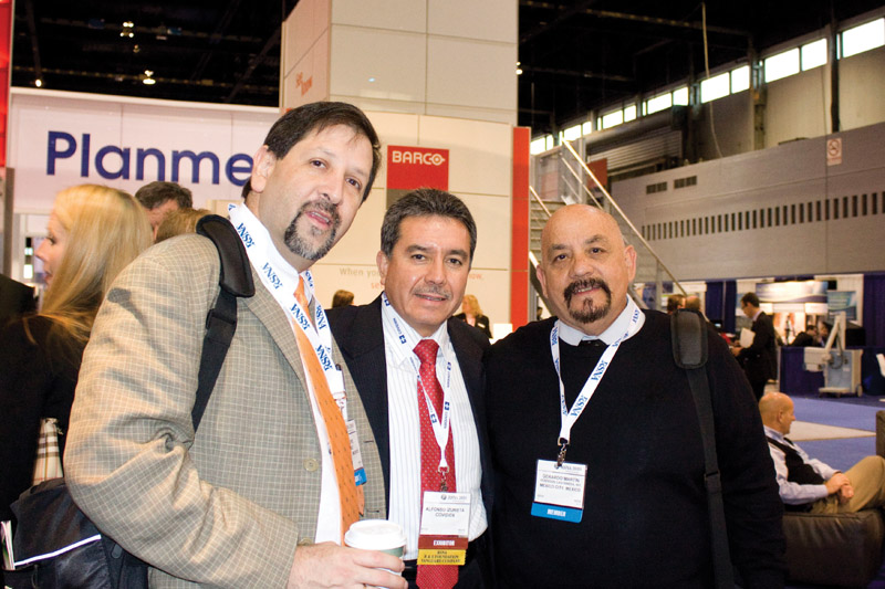  Dr. Luis Felipe Alva Lopez de la SMRI, Alfonso Izurieta y Dr. Gerardo Martin Perdigon Castañeda 