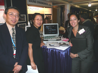 Frank Shen y Yang Yang de Mindray Medical Canada y Barbara Domb de Revista Diagnóstico
