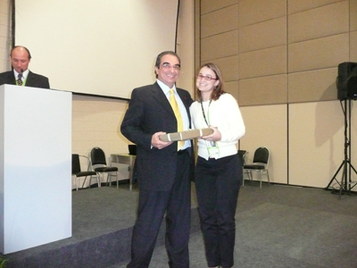Dr. Andre Scatigno recibiendo premio entregado por su hija, Leticia Scatigno