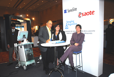 Carolina Gomez de la Fuente de Sonosite y Gisela Casenave de Tecnoimagen con un cliente