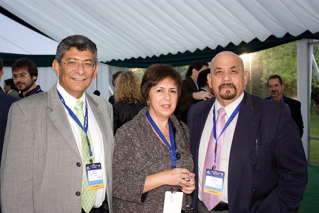 Dr. Jorge Bisteni, Director General de Servimed, con copatriotas mexicanos