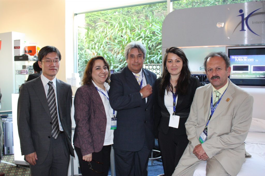 Takashi Wada (Aloka), Paz Ortuzar, Gerardo Meza, Sofia Yuko Sato (Aloka) y Juan Carlos Saez de International Clinics