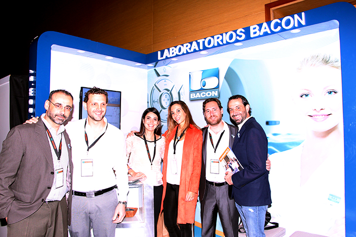Dr. Diego Socolsky y Dr. Gustavo Socolsky en el stand de Laboratorios Bacon