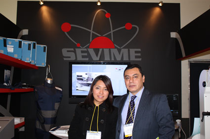 Rafael Ibarra H. y colega de Sevime, Servicio y Ventas de Insumos Médicos