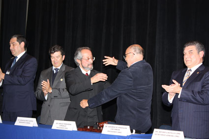 Dr. Sergio Peregrina y Dr. Gerardo Perdigón Castañeda reafirmando la amistad entre la FMRI y la SMRI