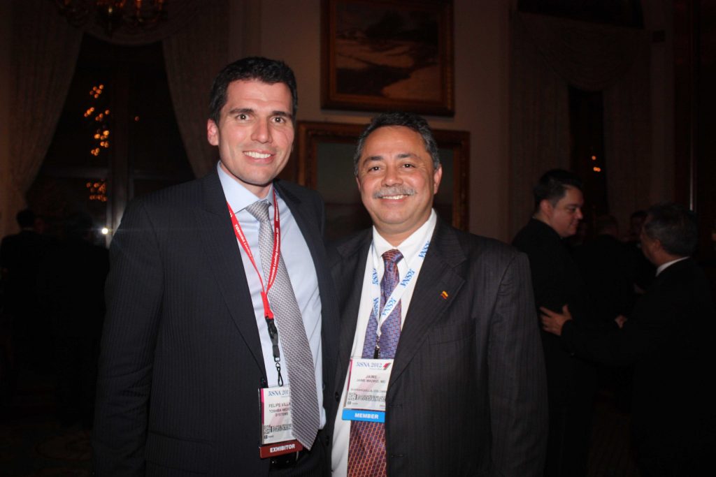 Felipe Villate Torres de Tom Medical, distribuidor de Toshiba en Colombia y Dr. Jaime Madrid, Past Presidente de la Asociación Colombiana de Radiología