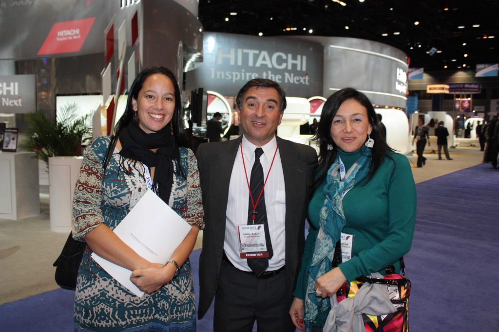 Bárbara Domb, Ing. Daniel Mazza (distribuidor de Hitachi en Argentina) y Paula Grisales de la ACR