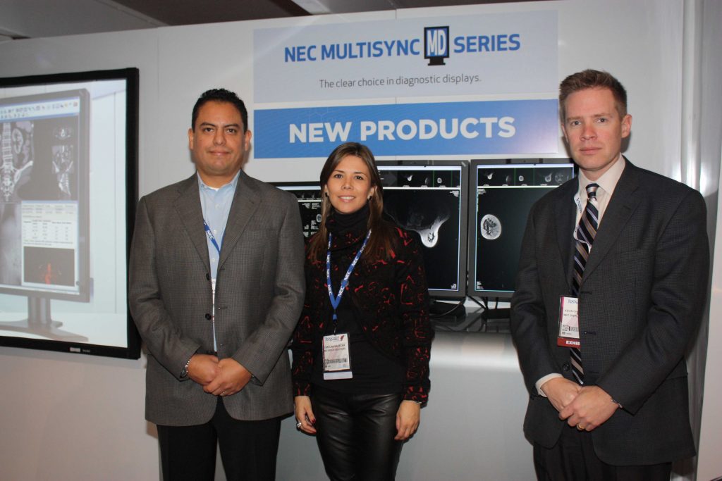 Juan Carlos Chavez, Carolina Mahecha y Kevin Christopherson de NEC Display Solutions