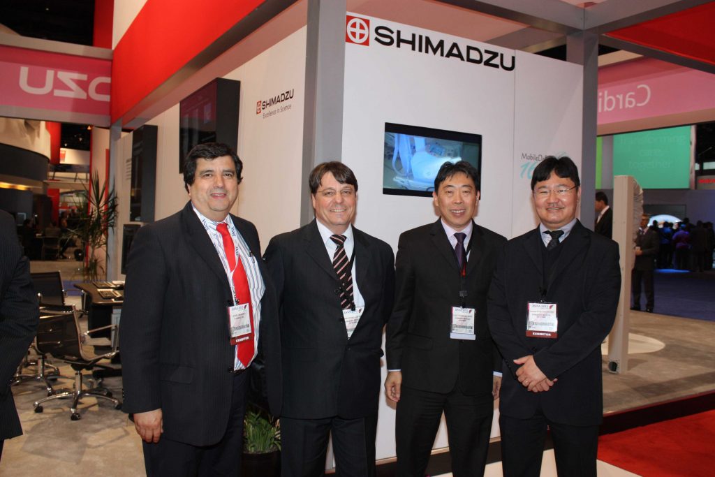 José Cimarro de International Clinics de Chile, Constantino DiPIPI, Luis Sato y Ademar M. Okatani de Shimadzu
