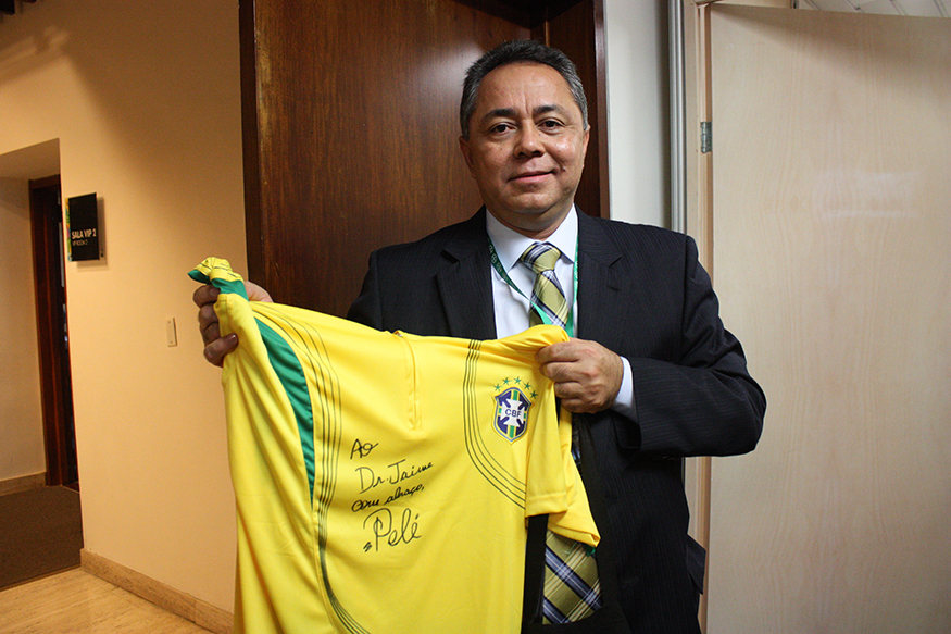 Dr. Jaime Madrid Jaramillo con casaca de la selección brasilera firmada por el rey Pelé