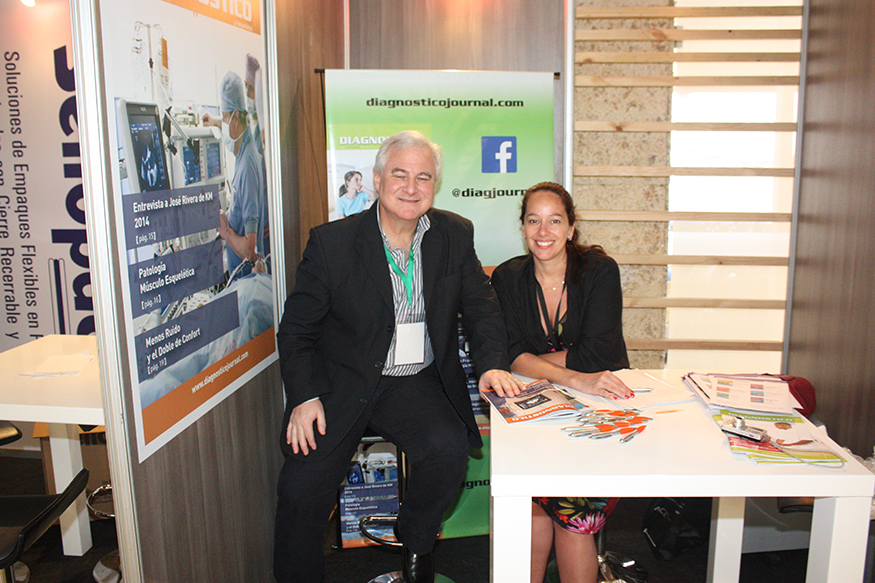 Dr. Sergio Lucino (Presidente de FAARDIT) y Bárbara Domb en el stand de la Revista