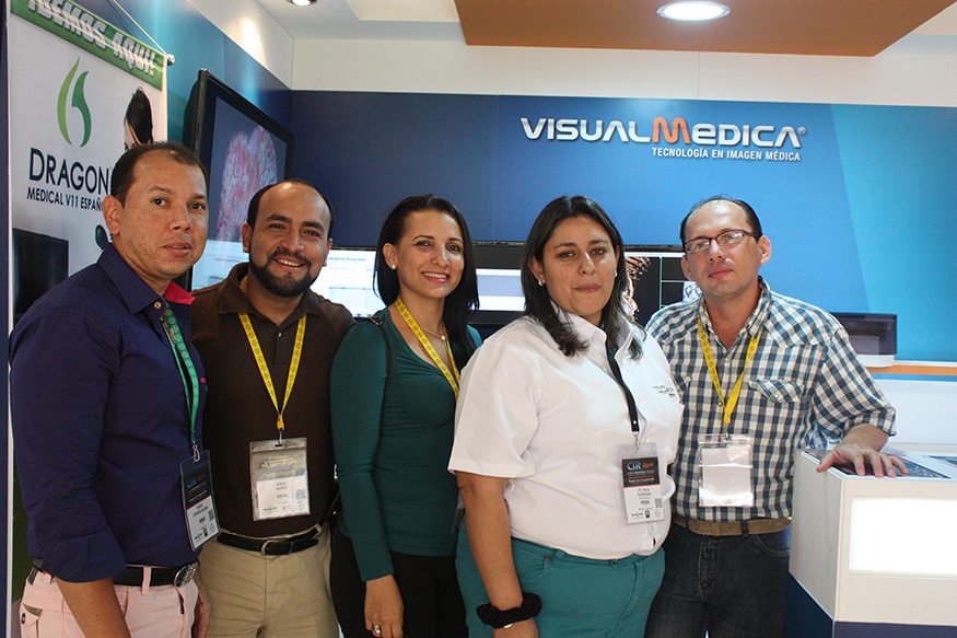 Sandra Patricia Cucariano de VisualMedica con tecnólogos usuarios de sus productos
