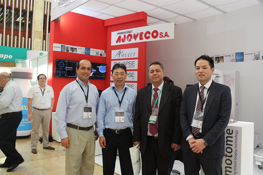 Jorge Rojas de Ajoveco , Luiz Sato, Dr. Jaime Madrid y Kenjiro Takayanagi de Shimadzu