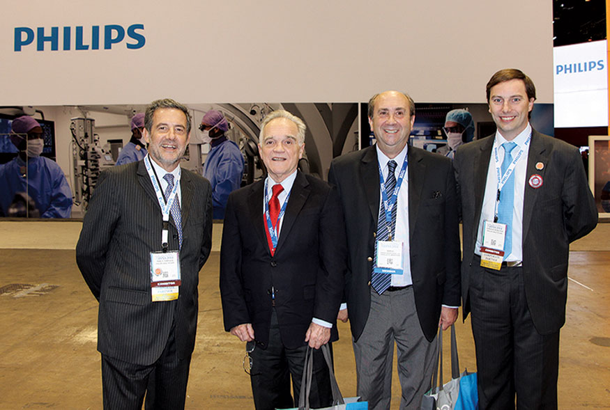 Pablo Tharigen, Dr. Juan Carlos Mon, Dr. Sergio Moguillansky y Horacio Kozaczuk en el stand de Philips Healthcare en RSNA 2014