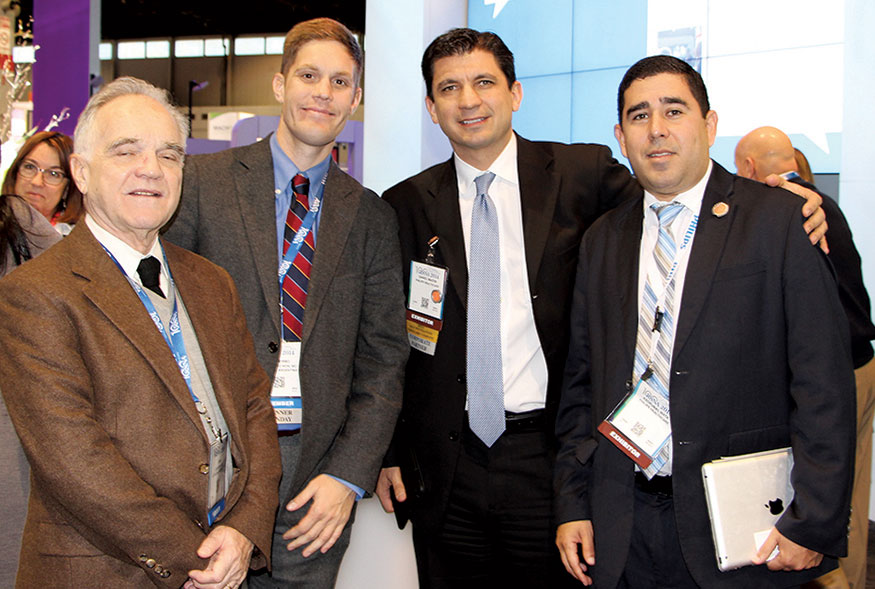 Dr. Juan Carlos Mon de La Plata, Buenos Aires, Argentina en el stand de Philips con Daniel Mazón y colegas