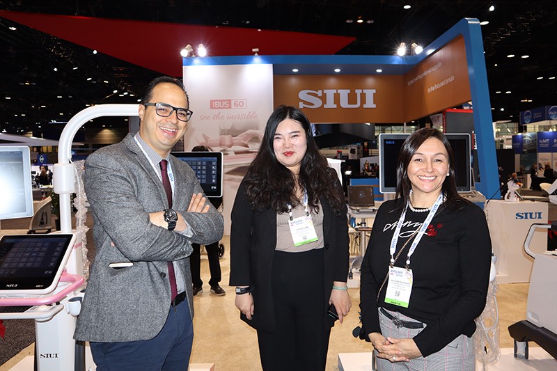 2019 RSNA - Alejandro Baena González, Jiexia Chu y Paula Cristina Grisales en stand de SIUI