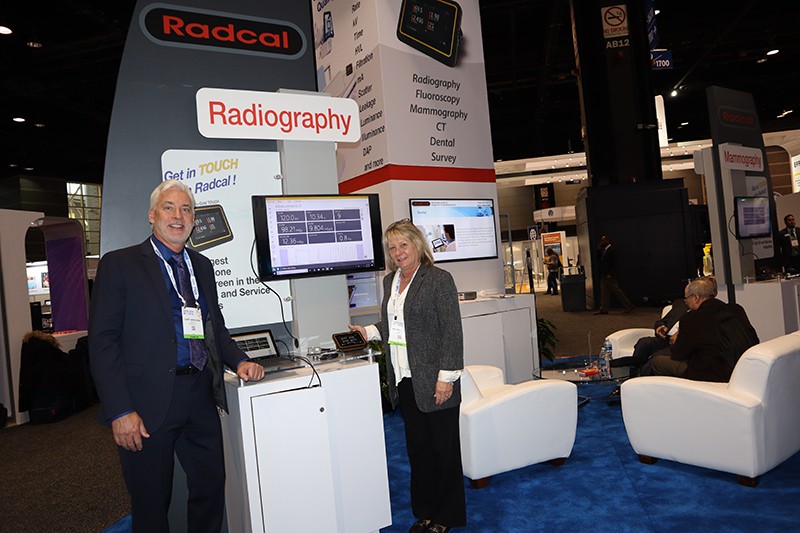 2019 RSNA - Curt Harkless y Melodie Eberhart, Corporate Account Manager en stand de Radcal 