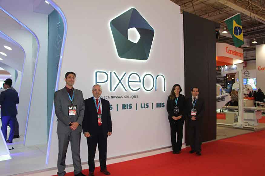 Diego Mussio Zanotta, Juan José Carballo, Rocío López y Pablo Oviedo de Netmed Solutions en el stand de Pixeon