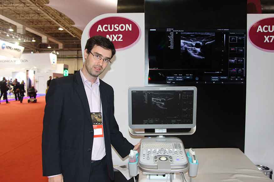 Gustavo Bertinat Tron (Digimed) con el nuevo Acuson NX2 de Siemens
