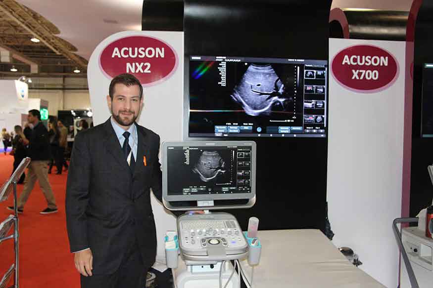 Jefferson Spadari, General Manager Latin America Ultrasound de Siemens Healthineers con el nuevo ecógrafo Acuson NX2