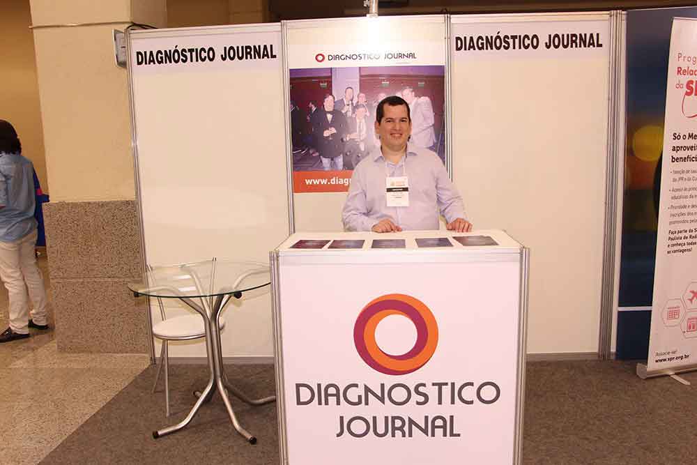 Ezequiel Domb en el stand de Diagnóstico Journal