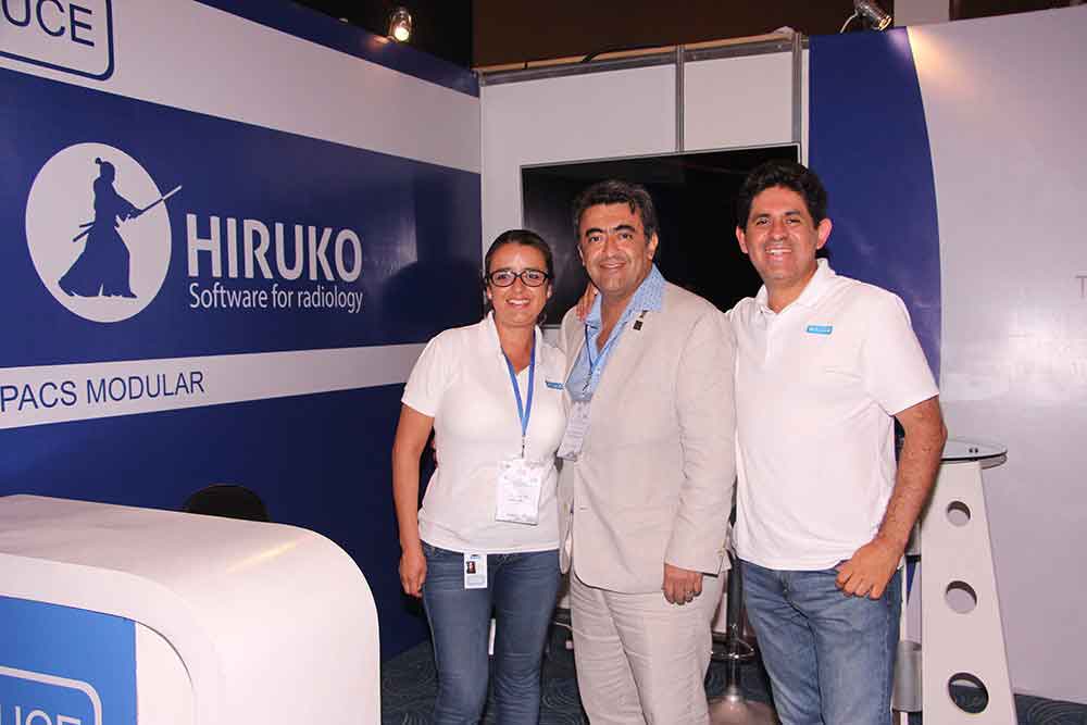 Dr. Manuel Hernández en el stand de Hiruko