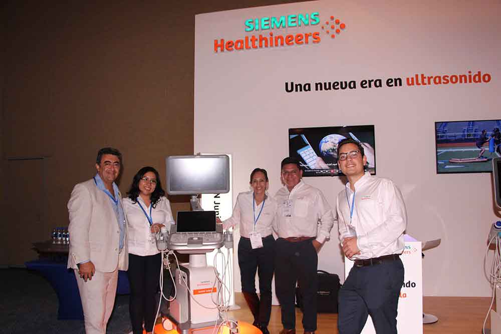 Dr. Manuel Hernández en el stand de Siemens Healthineers