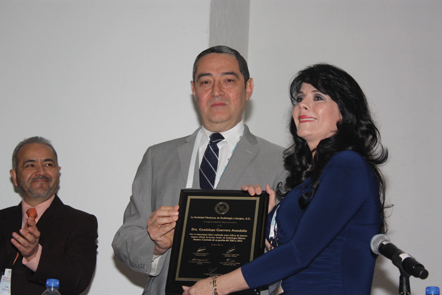 Dr. Carlos Rodriguez Treviño (Presidente de la SMRI) entregando Premio a la Excelencia Académica a la Dra. Guadalupe Guerrero Avedaño