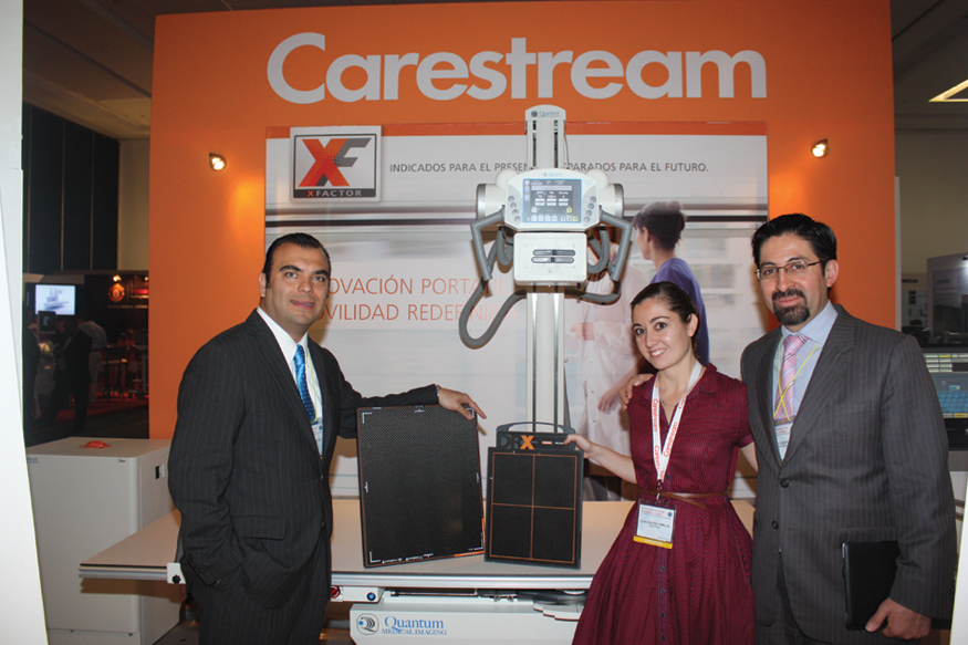 Lic. Jorge Santos Monroy, Claudia Escamilla y Alejandro Sotelo de Carestream México